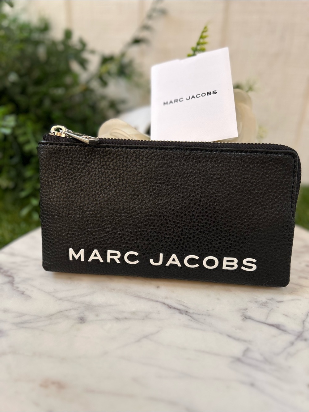 Marc Jacobs Black Pebbled Leather Logo black/white Zip Wallet /New